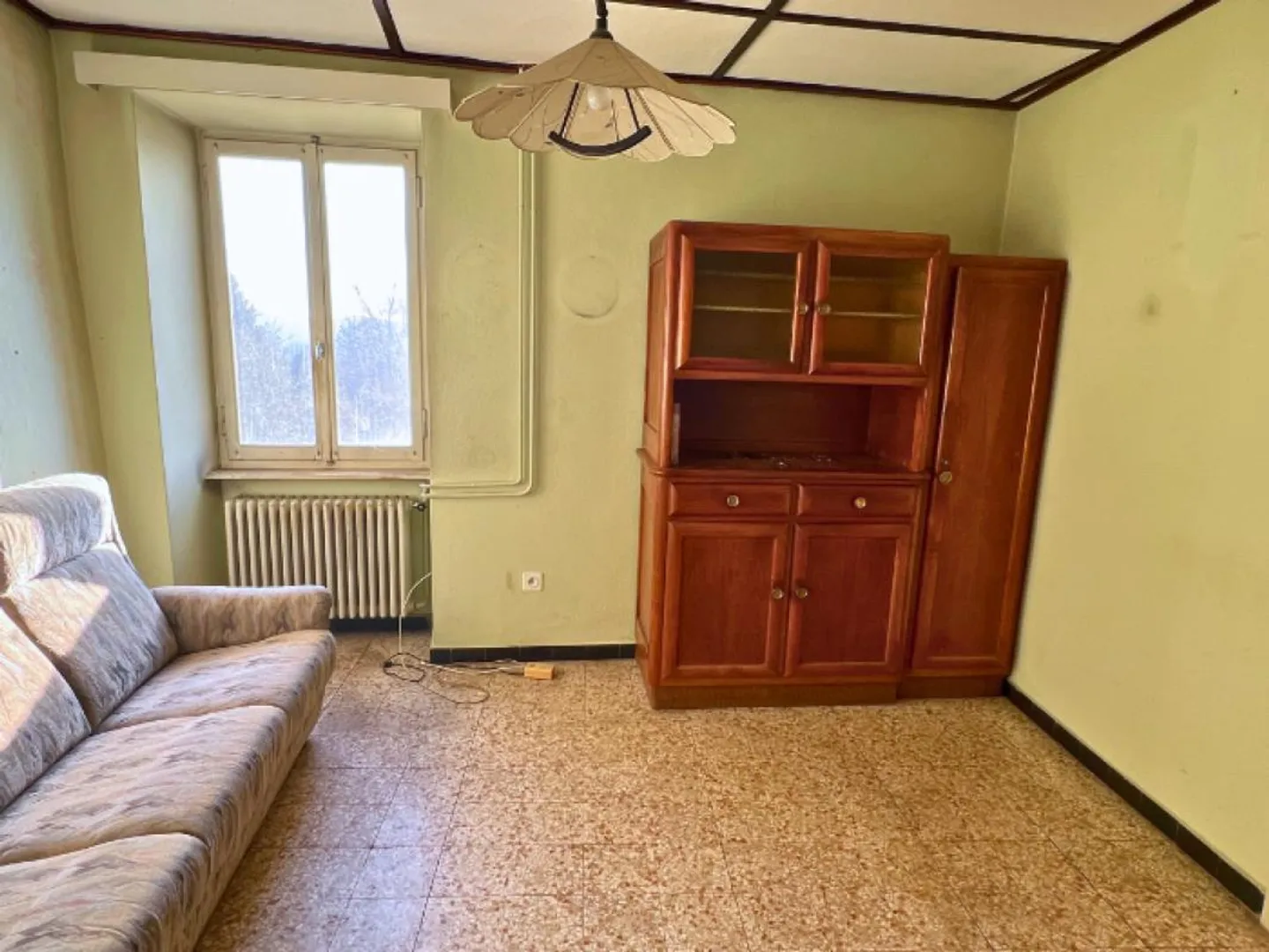 Single-family house in a quiet location for renovation - Photo 5 of 9