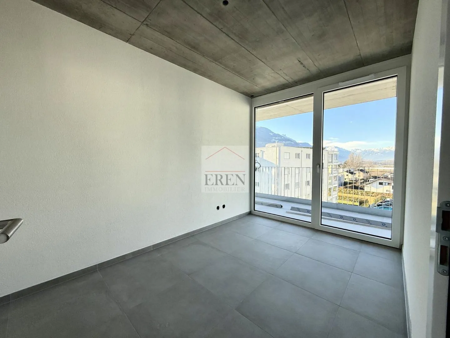 Magnificent and bright penthouse 3.5 / 4 rooms with glazed facade and panoramic southeast balcony-terrace - Photo 7 of 10