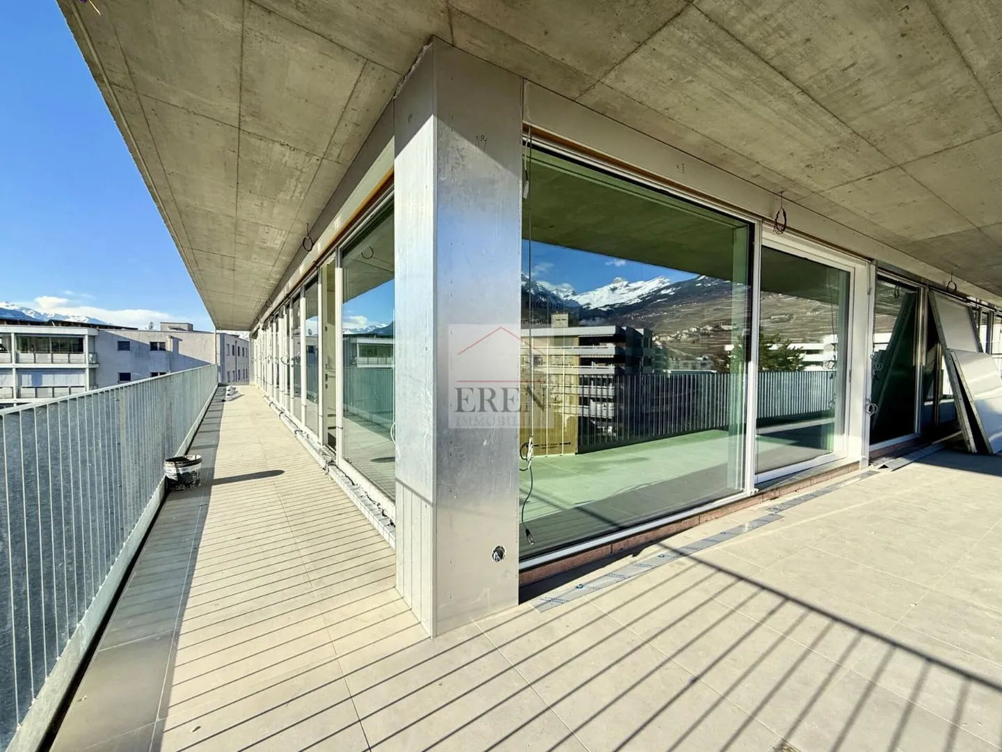 Magnificent and bright penthouse 3.5 / 4 rooms with glazed facade and panoramic southeast balcony-terrace - Photo 9 of 10