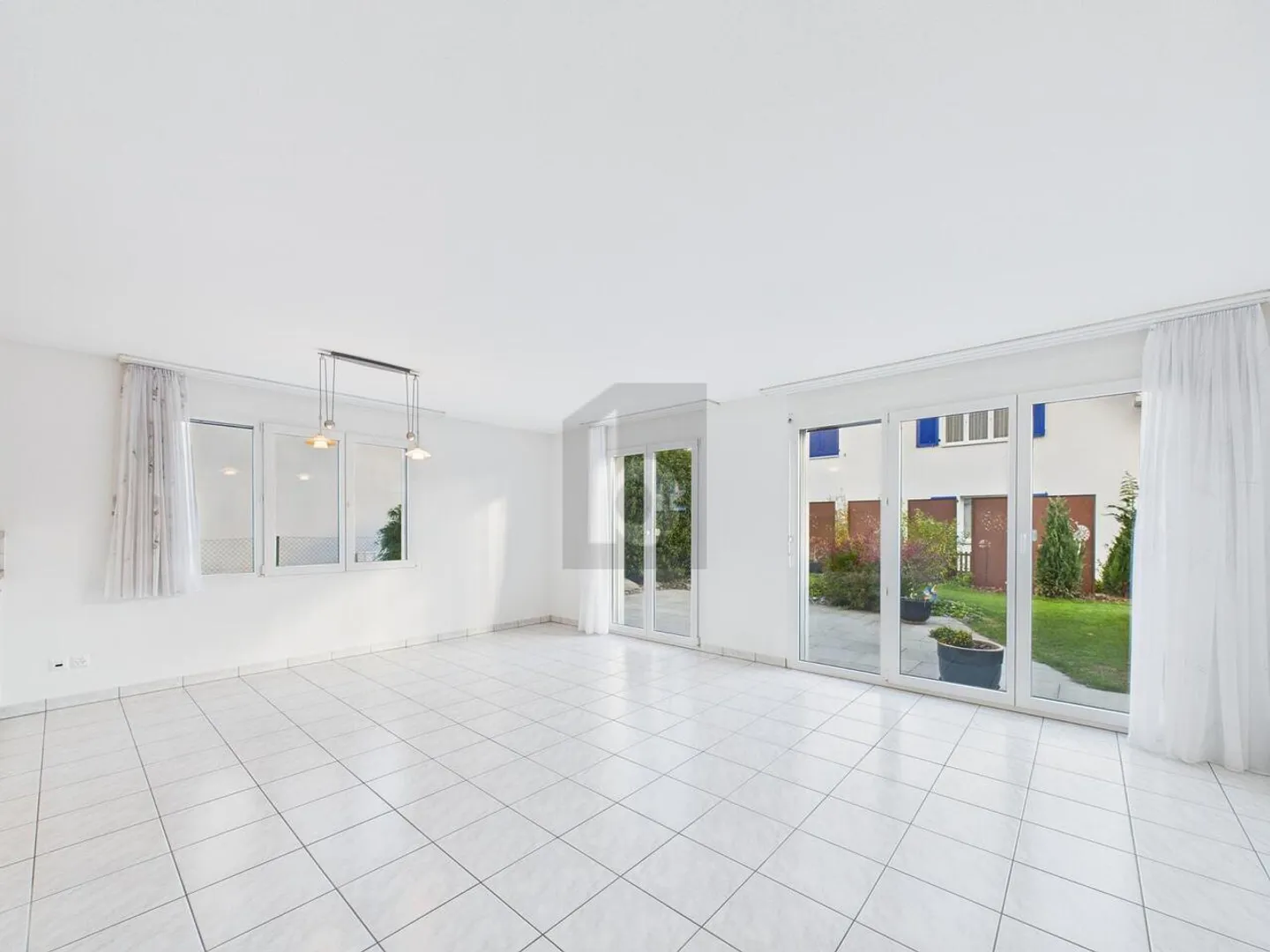 PREISHIT! TRAUMHAFTER GARTEN AN RUHIGER LAGE! - Foto 2 von 5