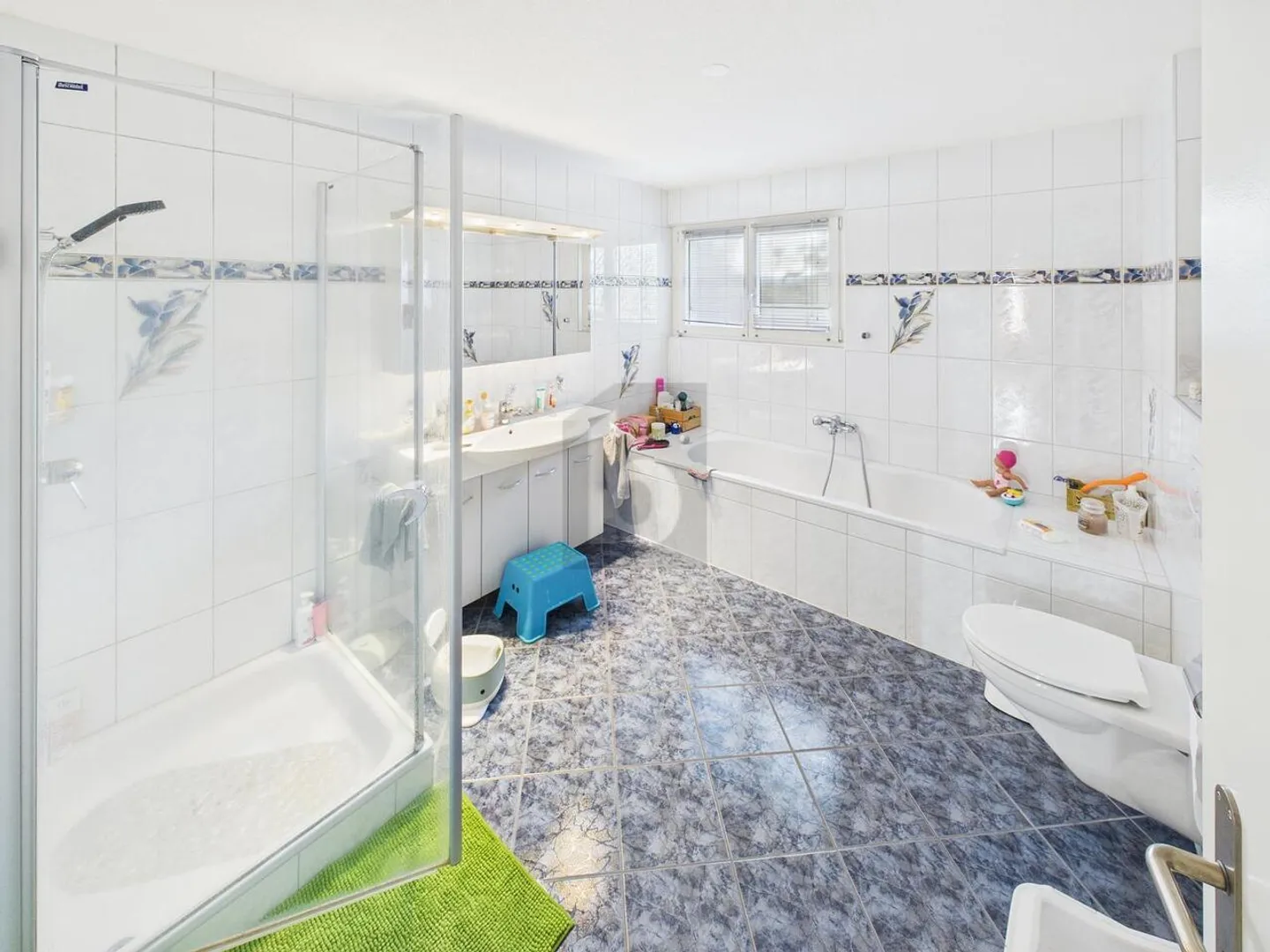 SPACIOUS AND BRIGHT WITH TOP VIEW - Photo 4 of 6