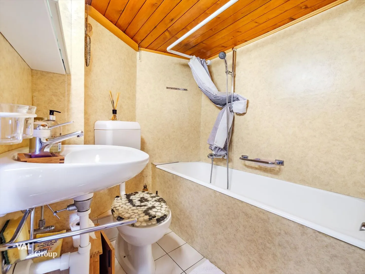 Casa tradizionale del Vallese nel centro del villaggio di Leukerbad - Foto 8 di 10