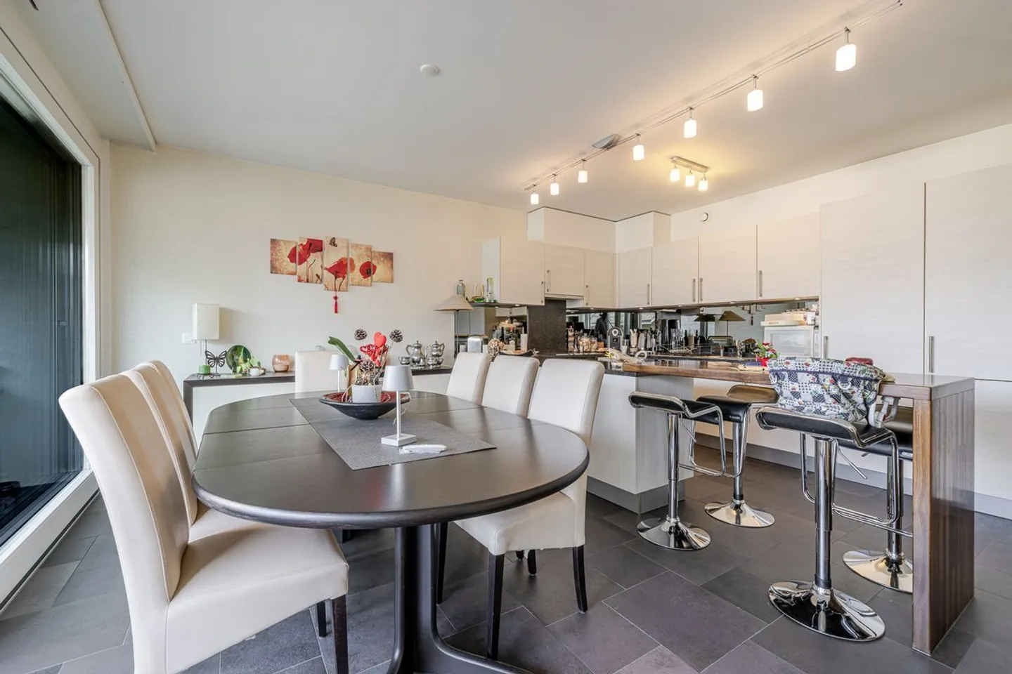 Spacious 5-room apartment with terrace and closed garage in Chêne-B - Photo 2 of 5