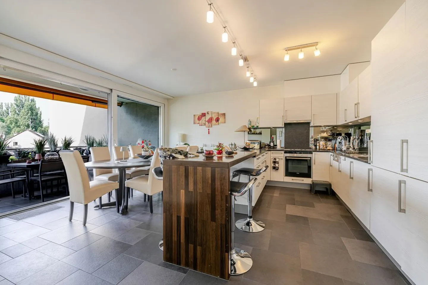 Spacious 5-room apartment with terrace and closed garage in Chêne-B - Photo 3 of 5