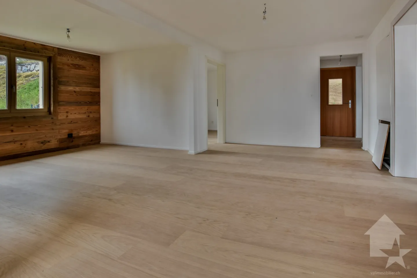 Beautiful fully renovated apartment - Photo 3 of 10