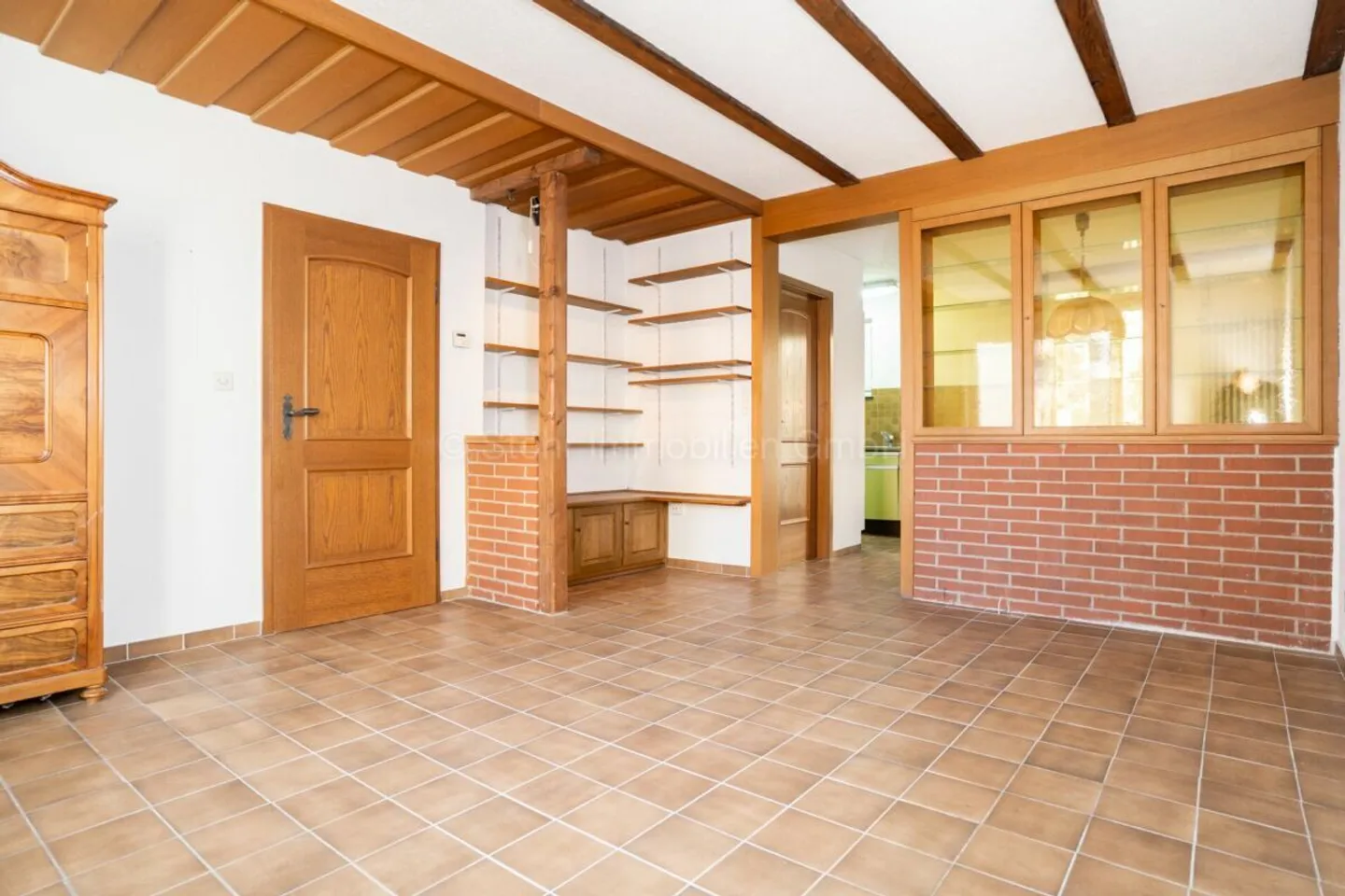 Charmante maison de milieu de 5,5 pièces avec potentiel dans un emplacement prisé - Photo 4 sur 24