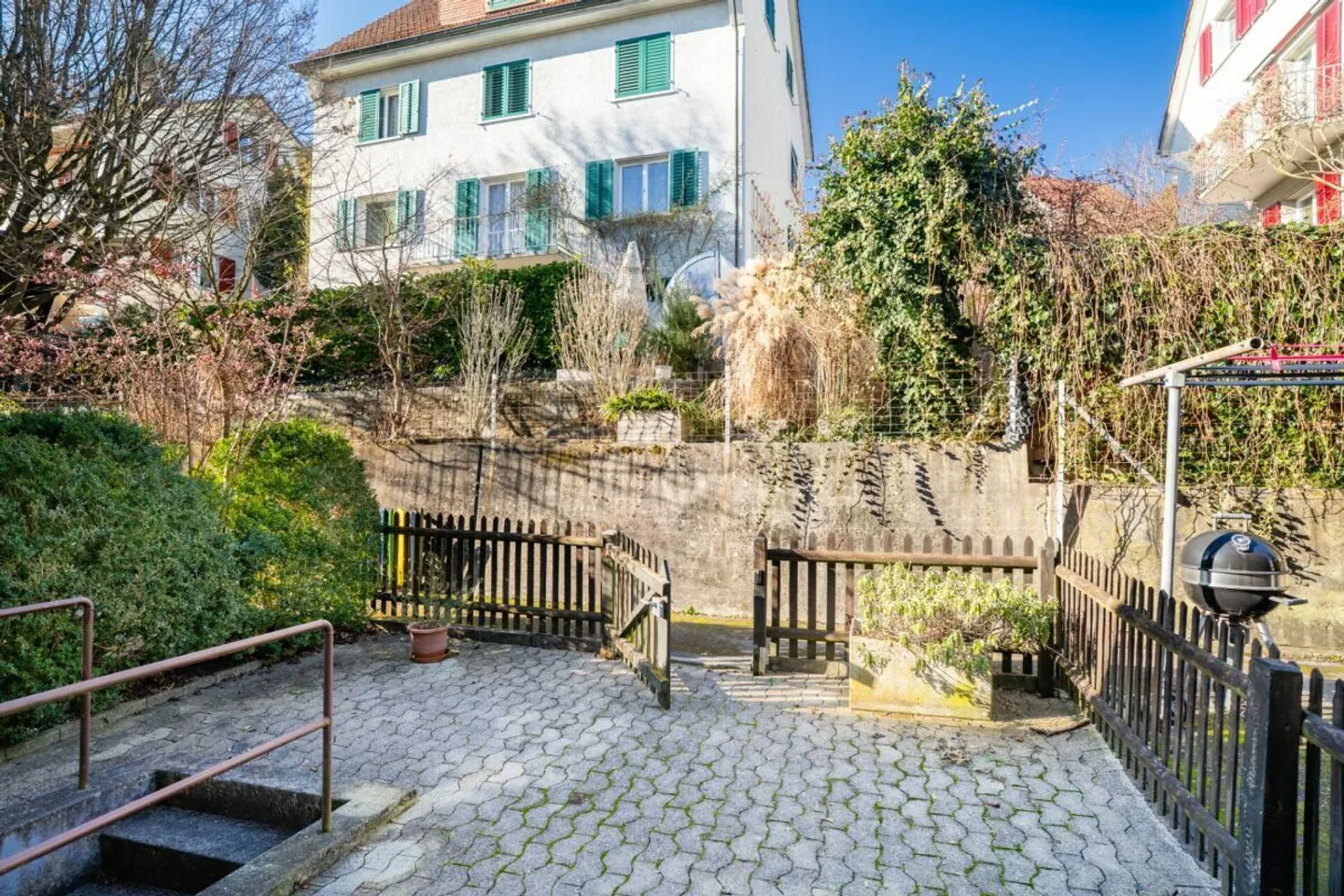 Charmante maison de milieu de 5,5 pièces avec potentiel dans un emplacement prisé - Photo 2 sur 24