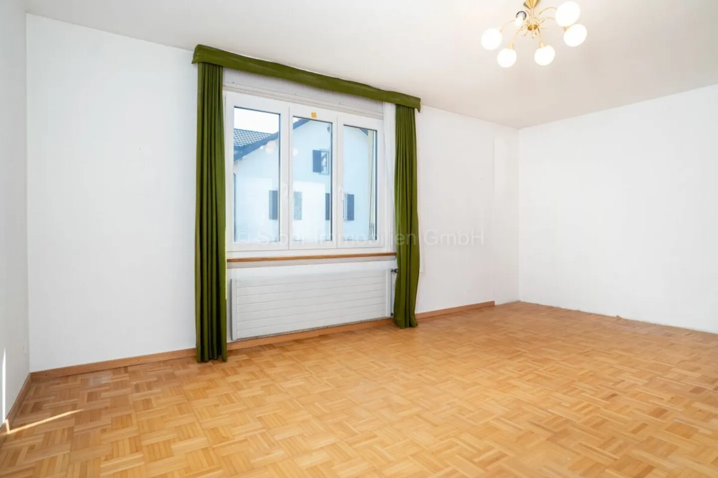 Charmante maison de milieu de 5,5 pièces avec potentiel dans un emplacement prisé - Photo 8 sur 24