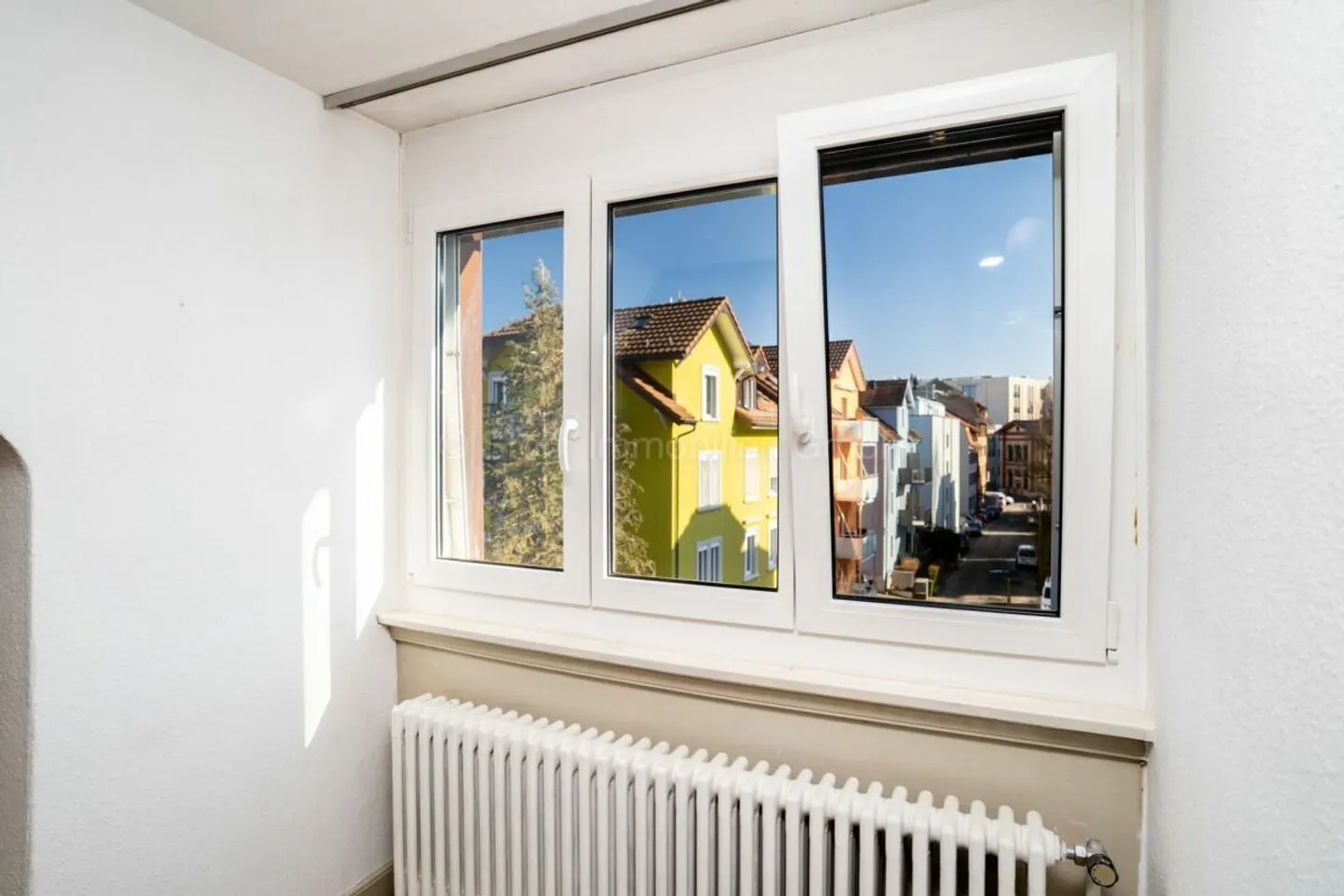 Charmante maison de milieu de 5,5 pièces avec potentiel dans un emplacement prisé - Photo 19 sur 24