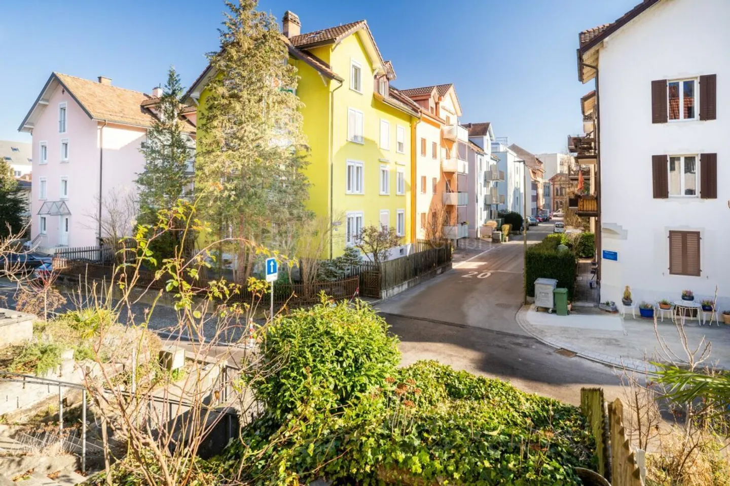 Charmante maison de milieu de 5,5 pièces avec potentiel dans un emplacement prisé - Photo 22 sur 24