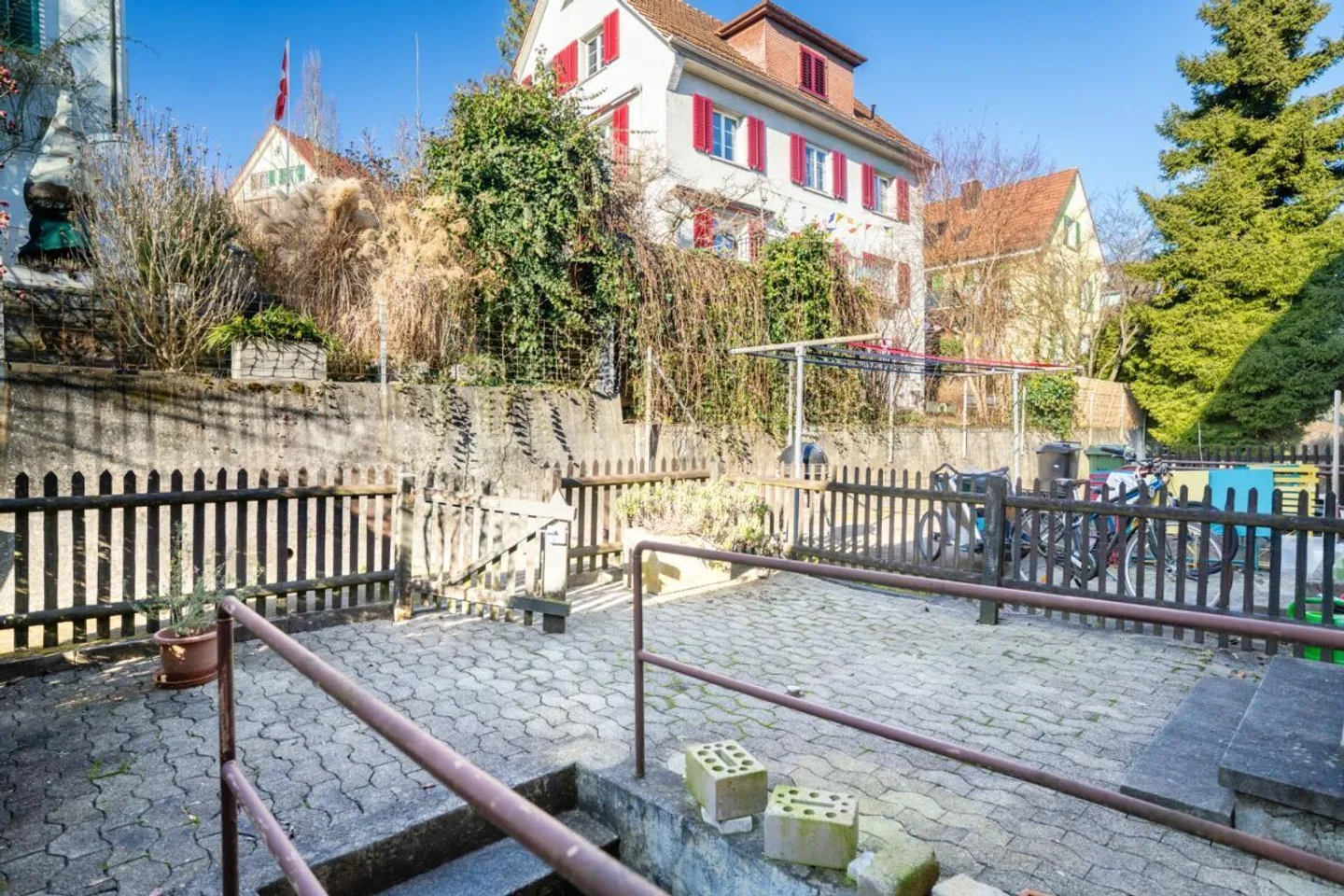 Charmante maison de milieu de 5,5 pièces avec potentiel dans un emplacement prisé - Photo 23 sur 24