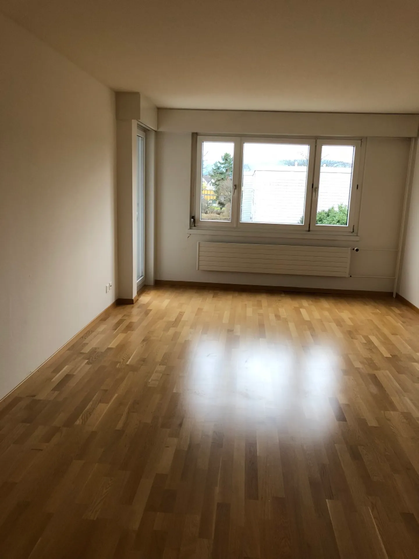Spacious apartment with garden seating area - Photo 2 of 4