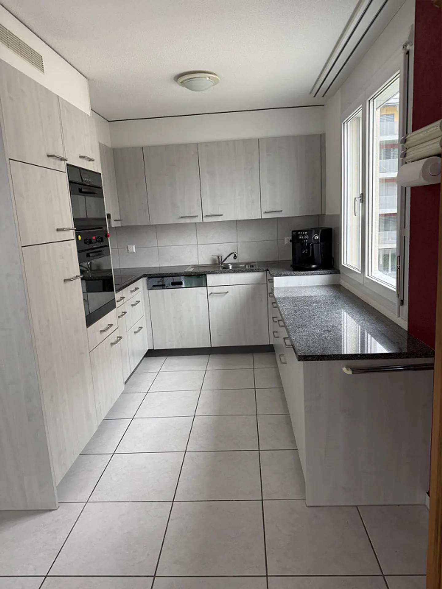 Bright, centrally located 5 1/2 room apartment for sale - Photo 2 of 11