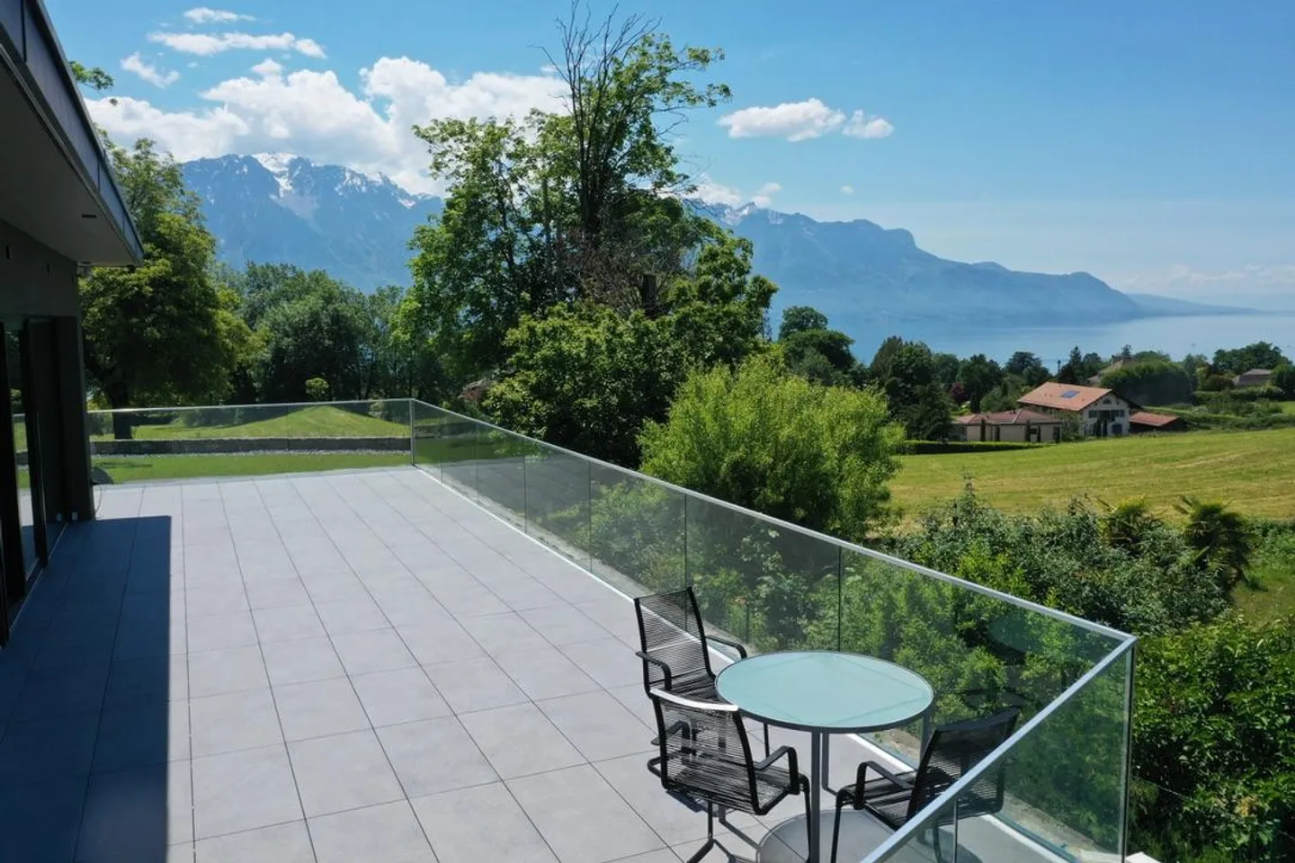Magnifique Villa avec Vue sur le Lac - Photo 2 sur 4