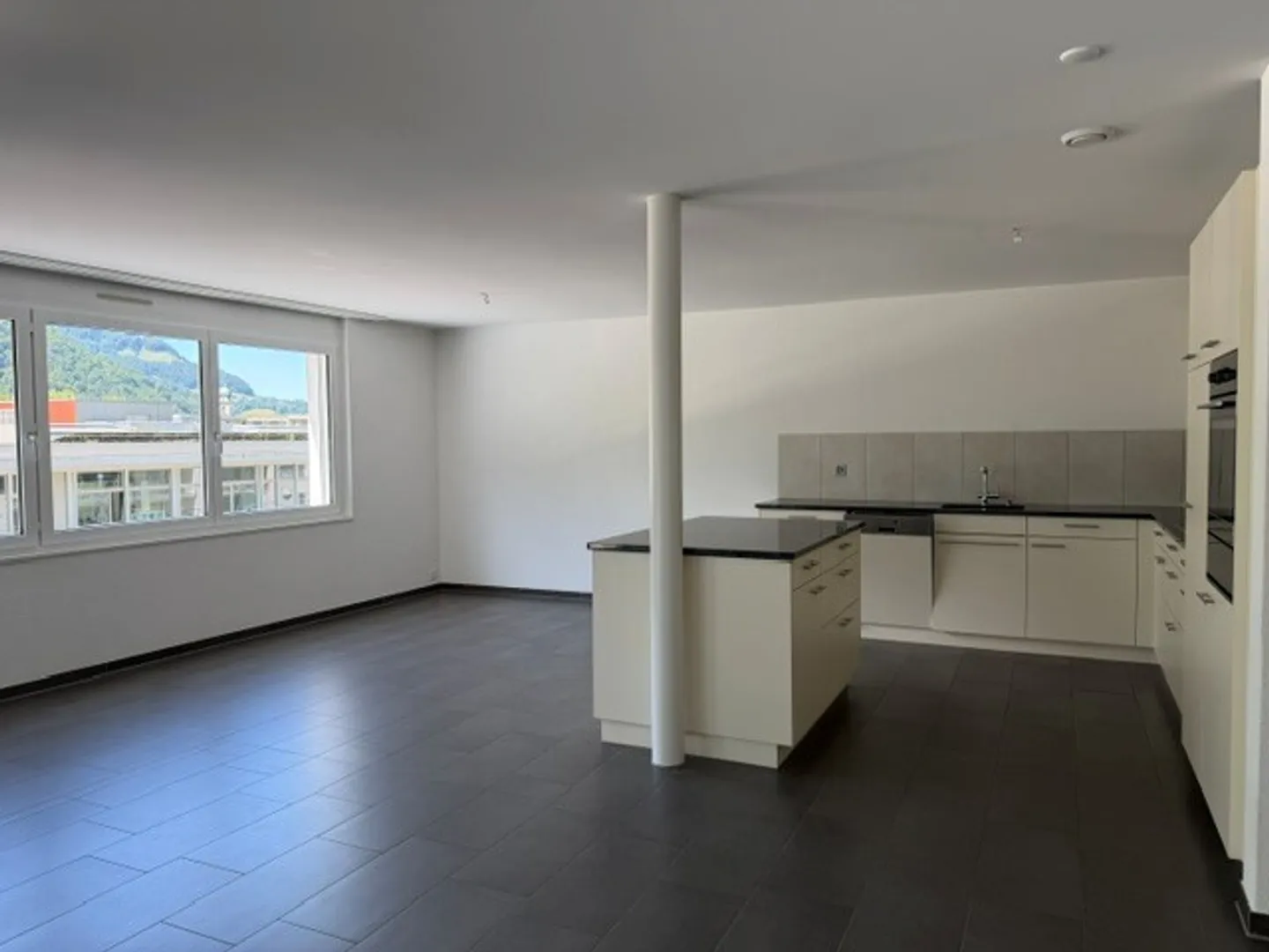 Appartement en attique de 4,5 pièces à louer - au cœur de Näfels ! - Photo 3 sur 10