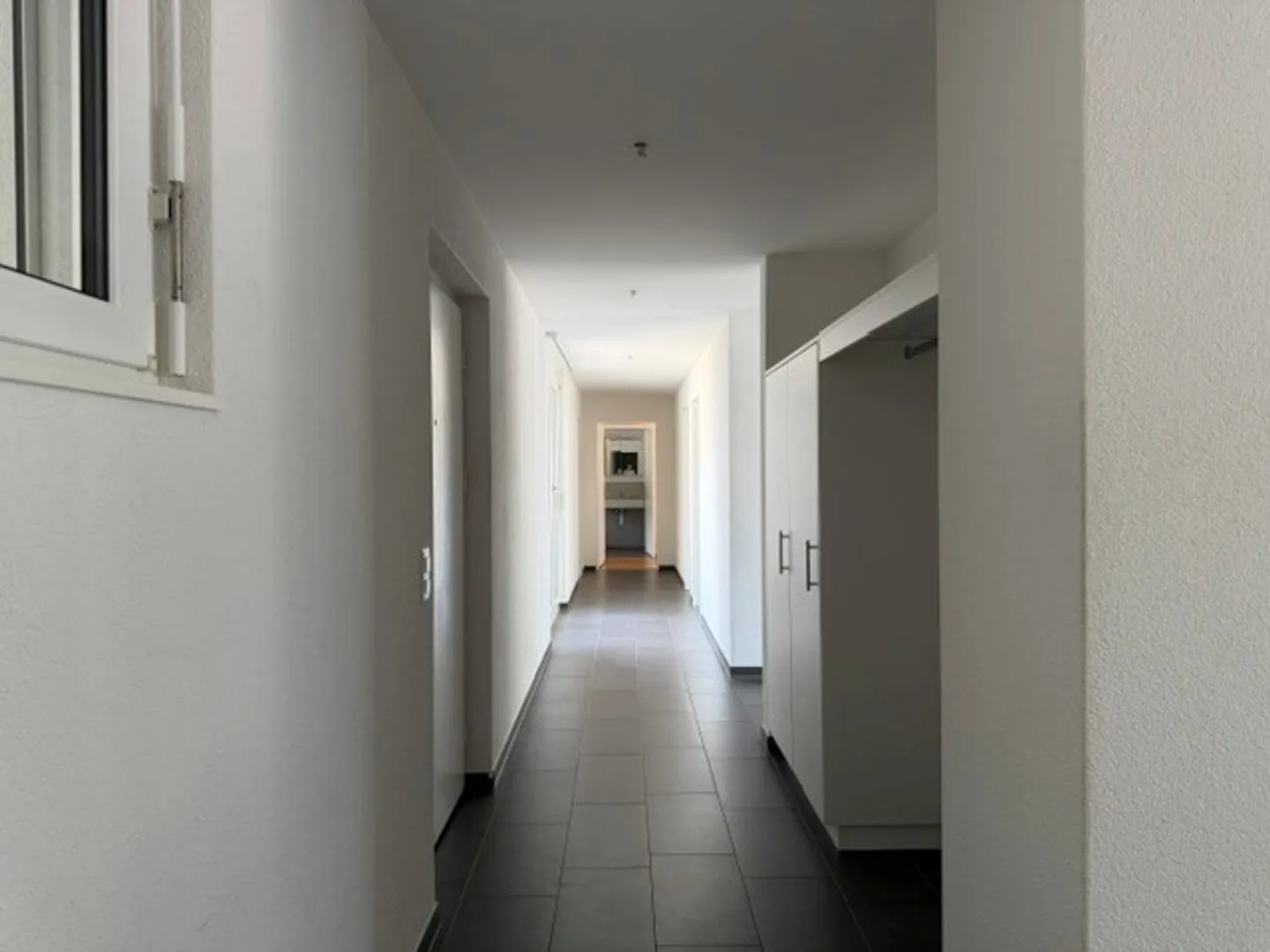 Appartement en attique de 4,5 pièces à louer - au cœur de Näfels ! - Photo 8 sur 10