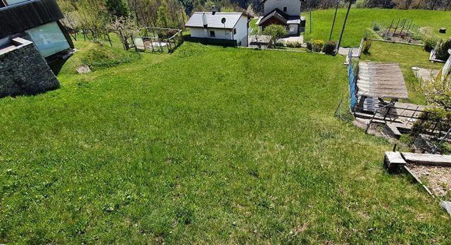 «Terreno edificabile di 584 m2 in zona R2 / Baulandgrundstück von 584 m2 in Zone R2 an sehr ruhiger, sonniger Aussichtslage» - Foto 2 di 19