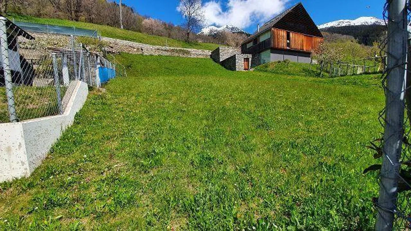 «Terreno edificabile di 584 m2 in zona R2 / Baulandgrundstück von 584 m2 in Zone R2 an sehr ruhiger, sonniger Aussichtslage» - Foto 3 di 19