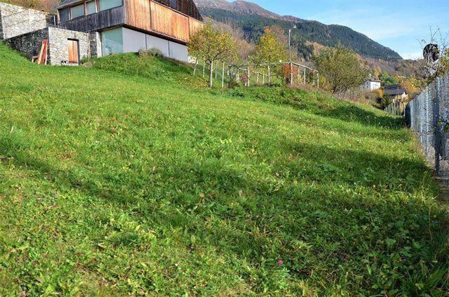 «Terreno edificabile di 584 m2 in zona R2 / Baulandgrundstück von 584 m2 in Zone R2 an sehr ruhiger, sonniger Aussichtslage» - Foto 4 di 19