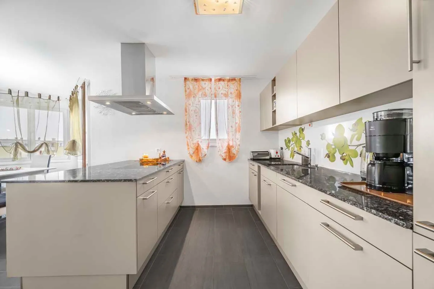 Geräumige und gepflegte Wohnung an guter Lage mit Seesicht - Foto 4 von 13