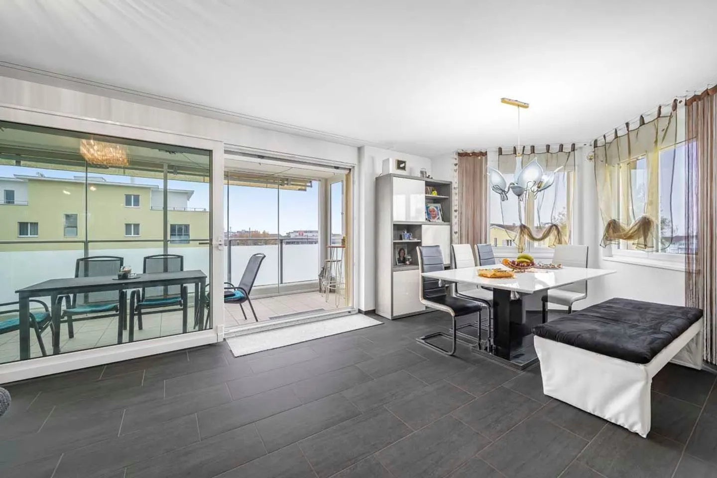 Geräumige und gepflegte Wohnung an guter Lage mit Seesicht - Foto 5 von 13