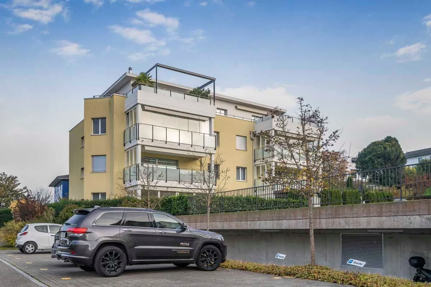 Geräumige und gepflegte Wohnung an guter Lage mit Seesicht - Foto 2 von 13