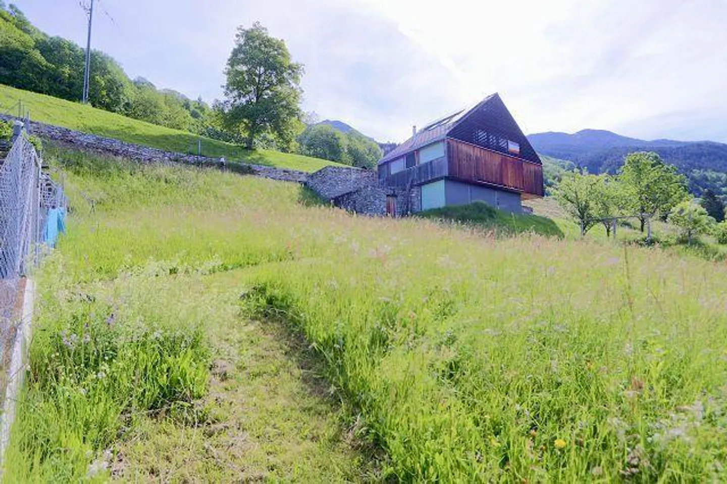 «Terreno edificabile di 584 m2 in zona R2 / Baulandgrundstück von 584 m2 in Zone R2 an sehr ruhiger, sonniger Aussichtslage» - Foto 1 di 19