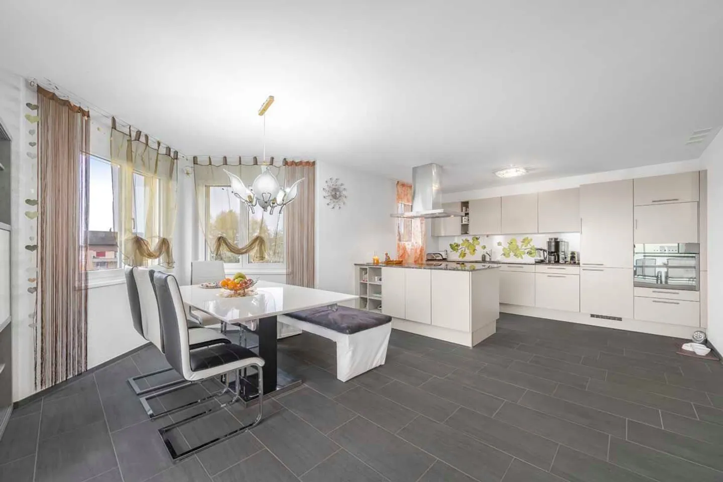 Geräumige und gepflegte Wohnung an guter Lage mit Seesicht - Foto 3 von 13