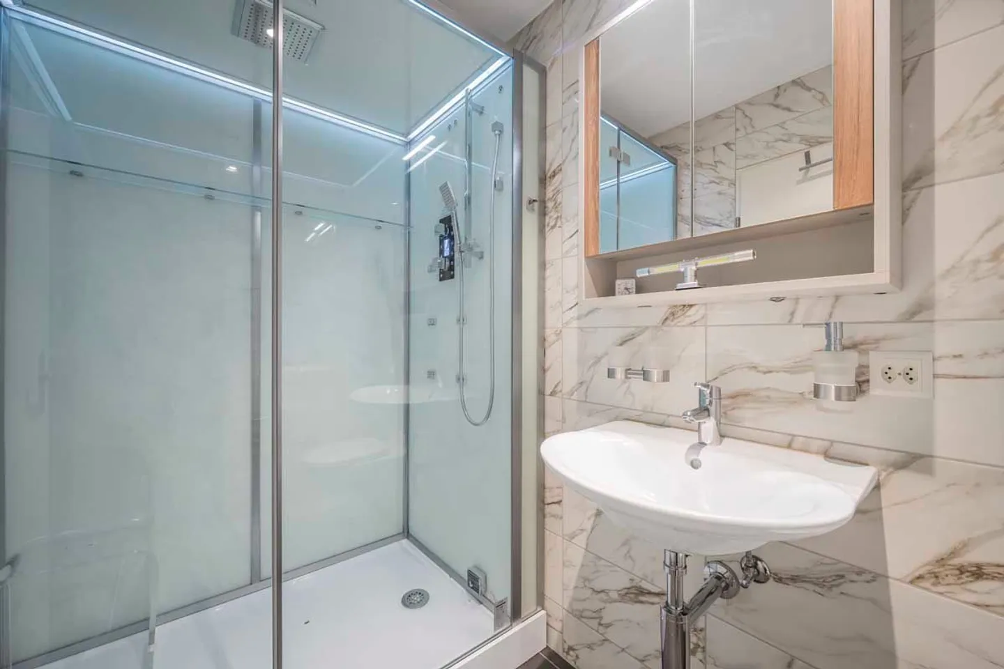 Geräumige und gepflegte Wohnung an guter Lage mit Seesicht - Foto 9 von 13