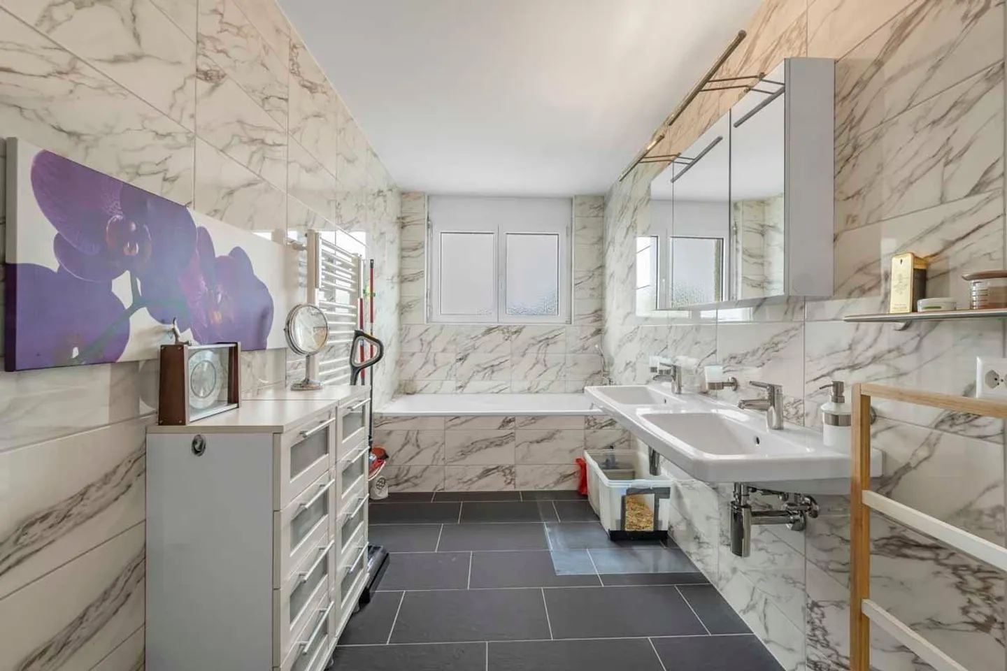 Geräumige und gepflegte Wohnung an guter Lage mit Seesicht - Foto 10 von 13