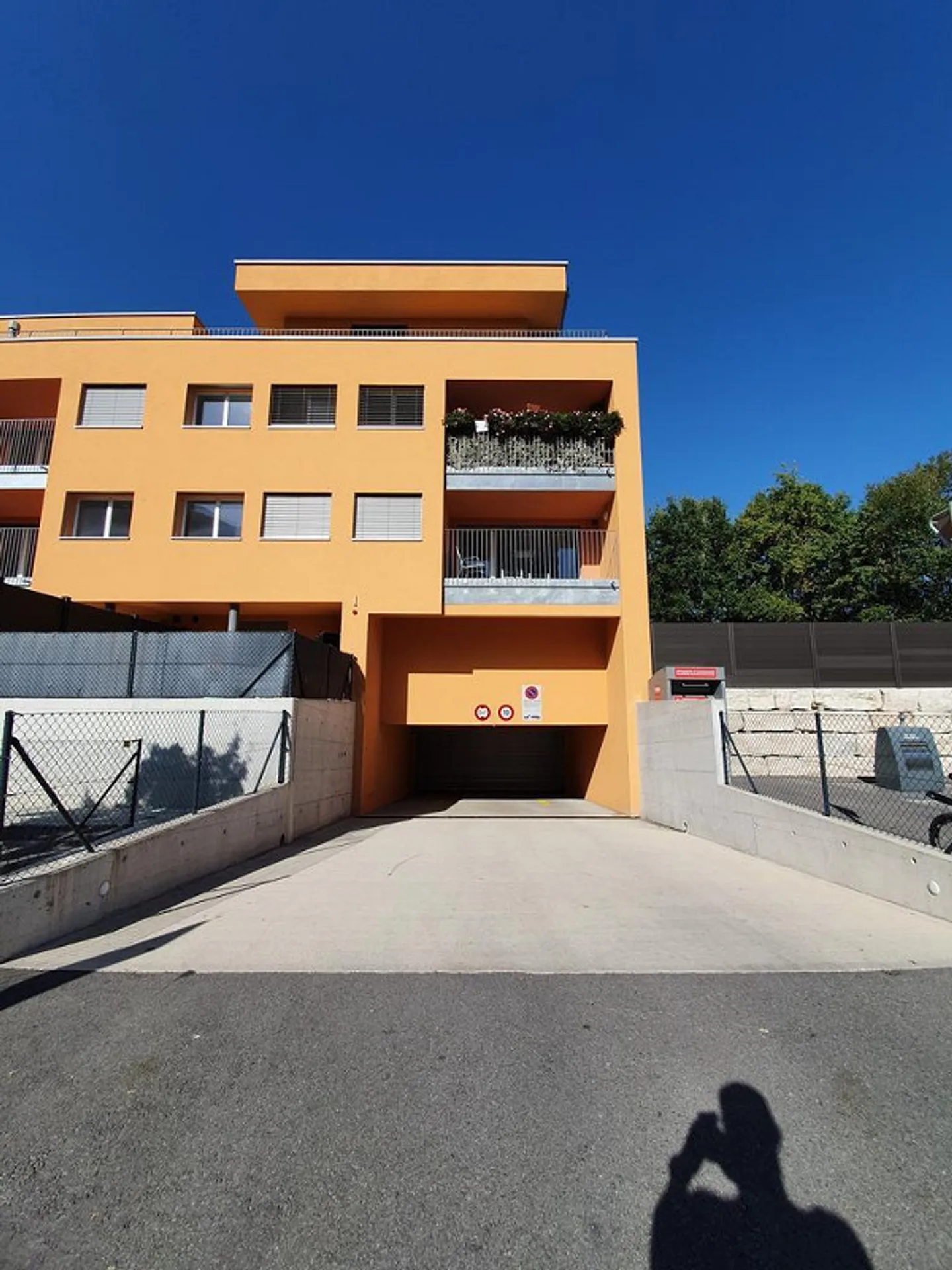 Posto moto interno nel seminterrato di un edificio recente. - Foto 1 di 1