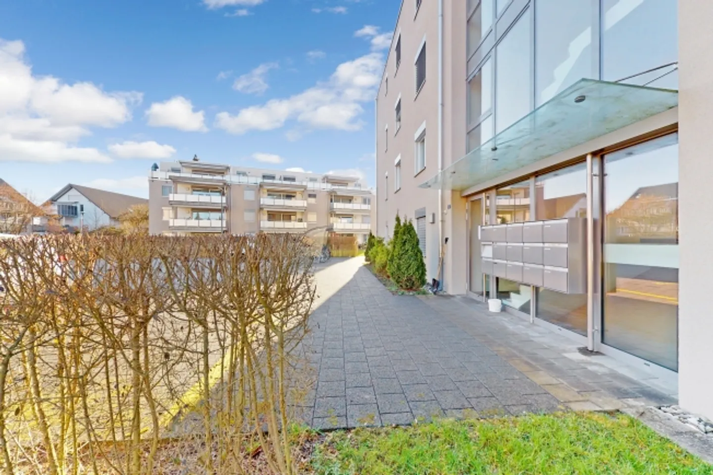 Le vert rencontre le confort - Votre appartement au rez-de-chaussée avec espace jardin! - Photo 1 sur 9