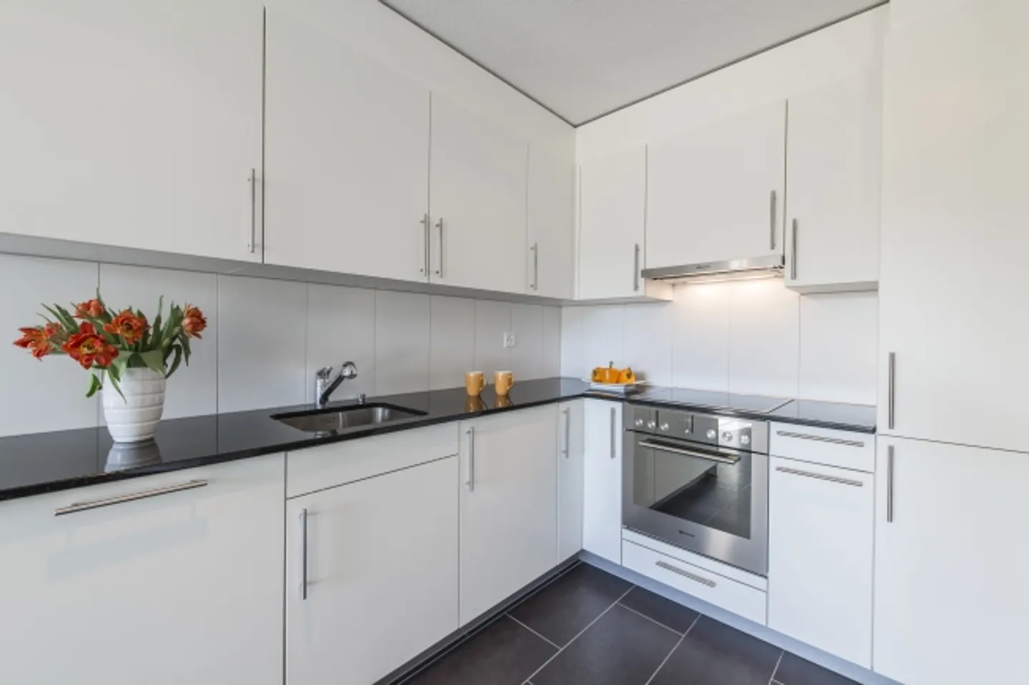 Le vert rencontre le confort - Votre appartement au rez-de-chaussée avec espace jardin! - Photo 3 sur 9