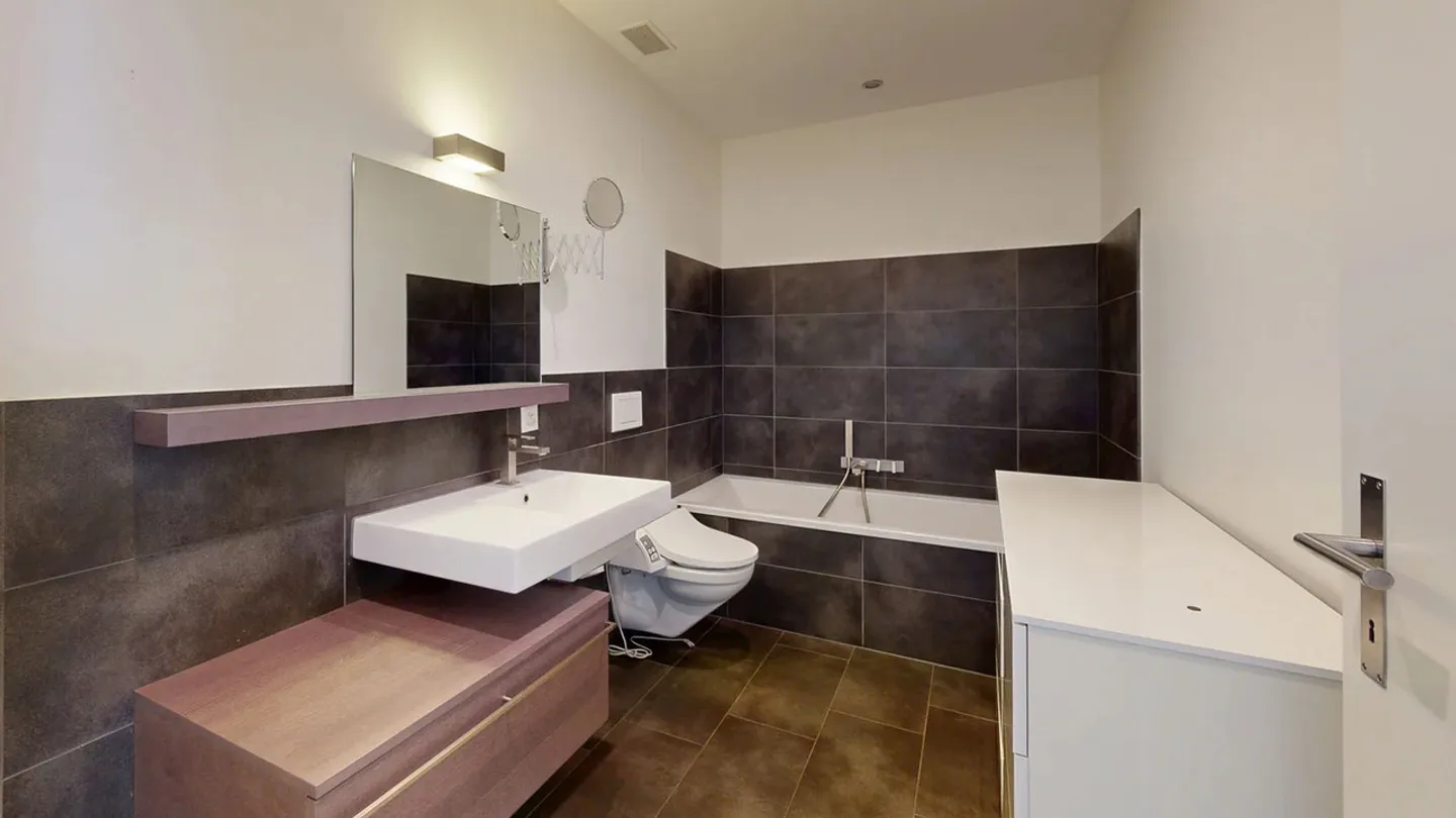 Appartement moderne de 3,5 pièces avec balcon et place de parking - Photo 5 sur 13