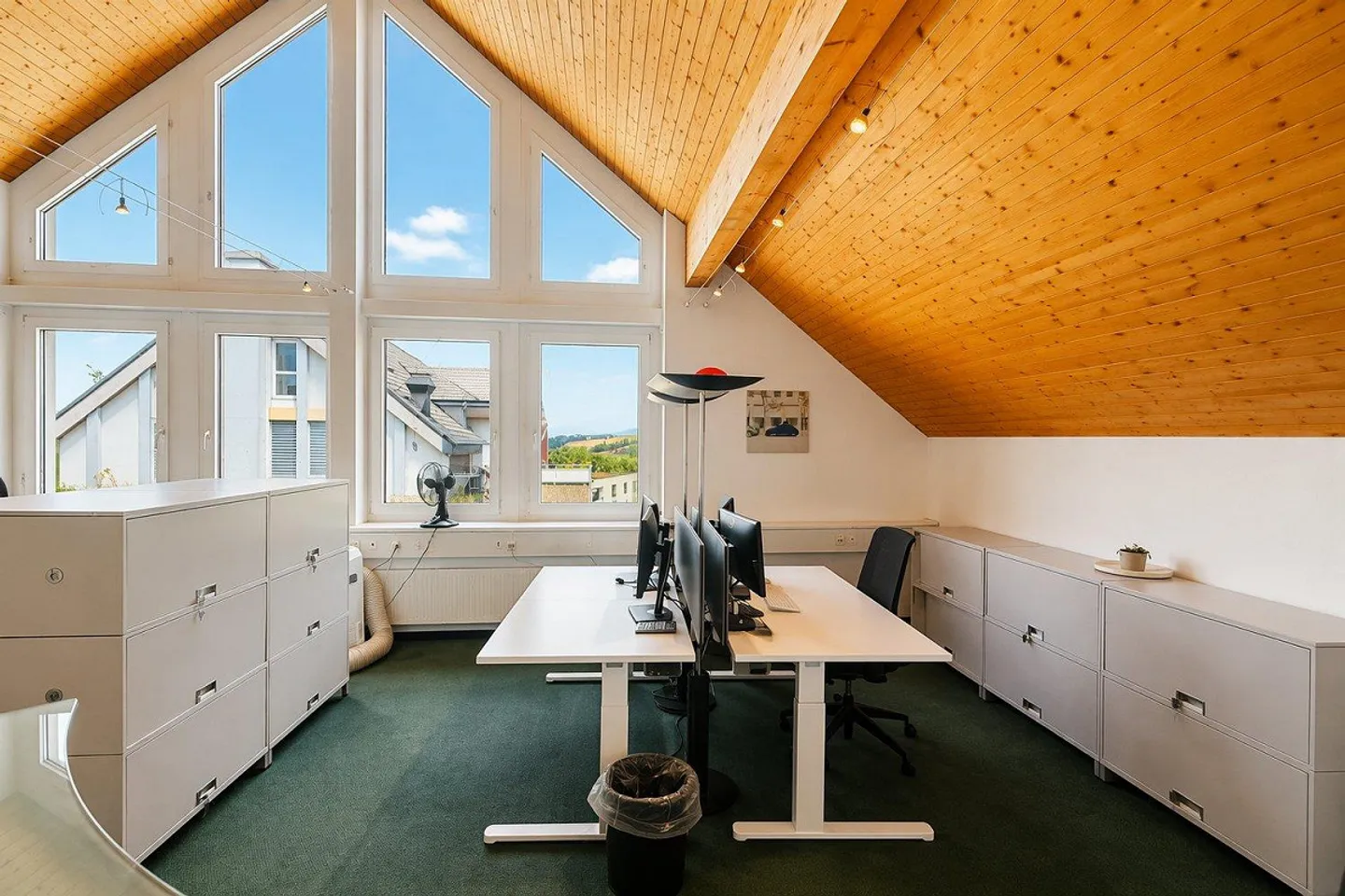 Practical office space in a central location in Berikon - 65 m² on the 2nd floor - Photo 2 of 8