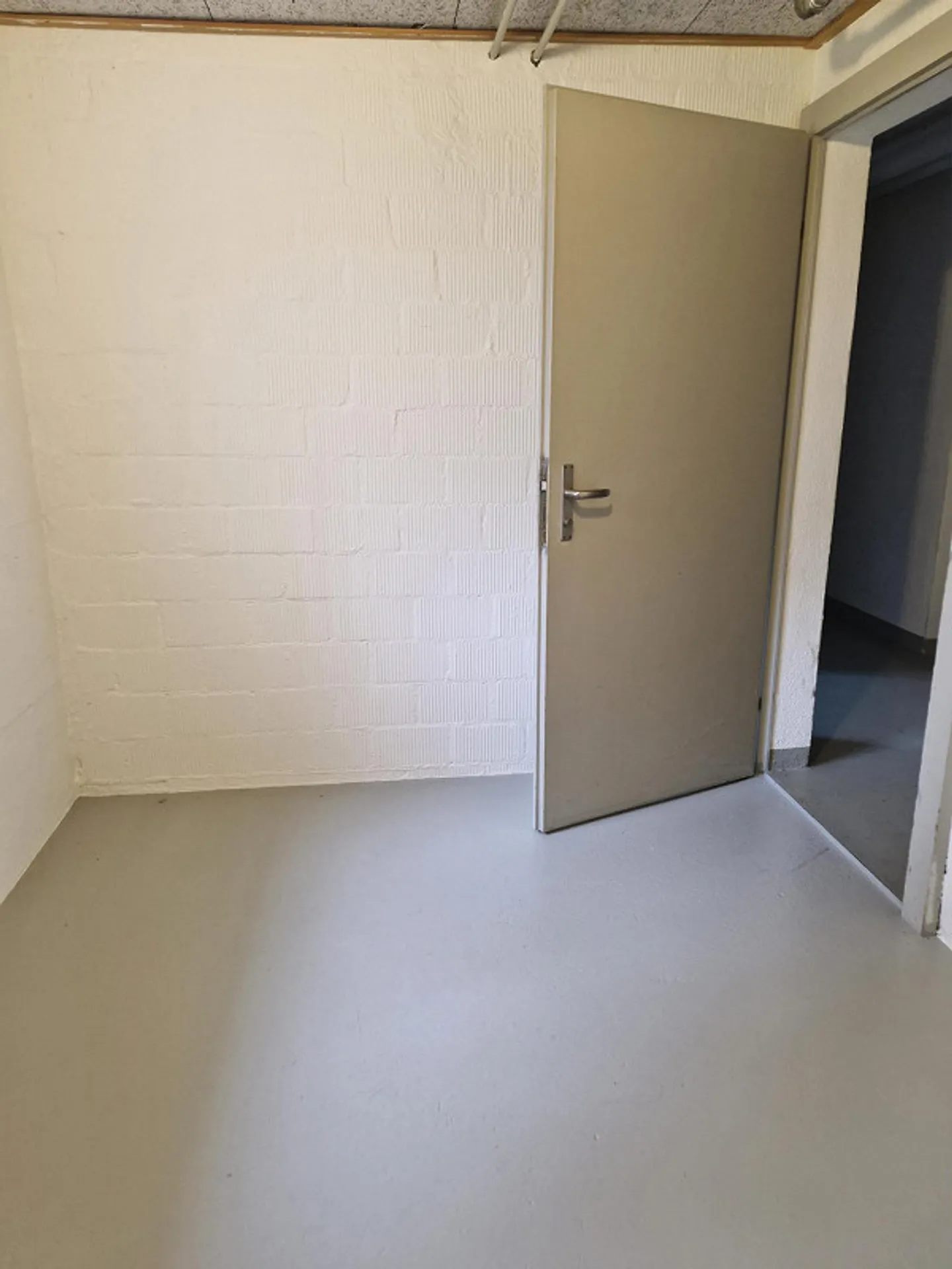 Salle de bricolage à louer - Photo 2 sur 2