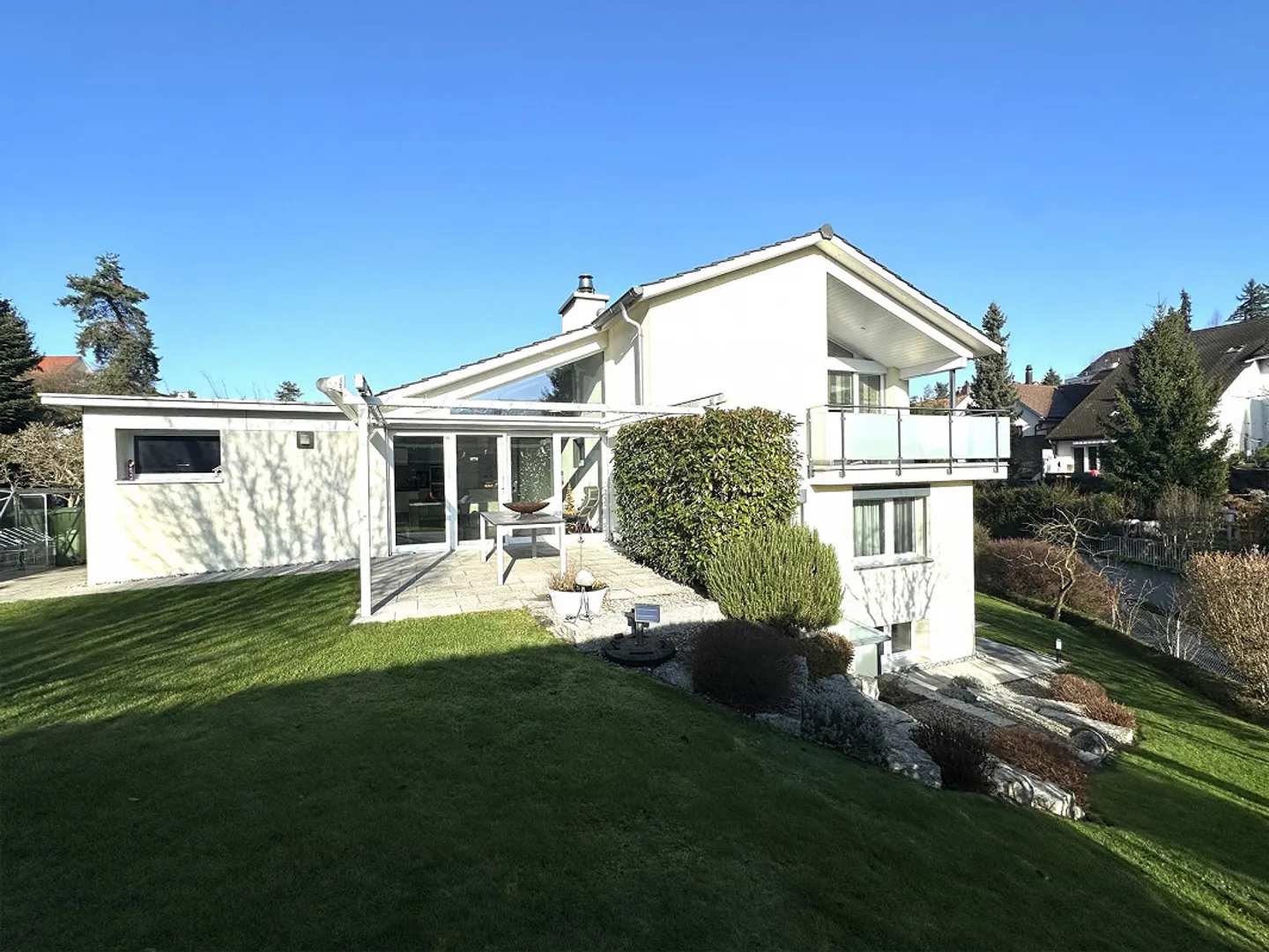 Maison individuelle de 6,5 pièces adaptée aux familles dans un emplacement ensoleillé - Photo 1 sur 14