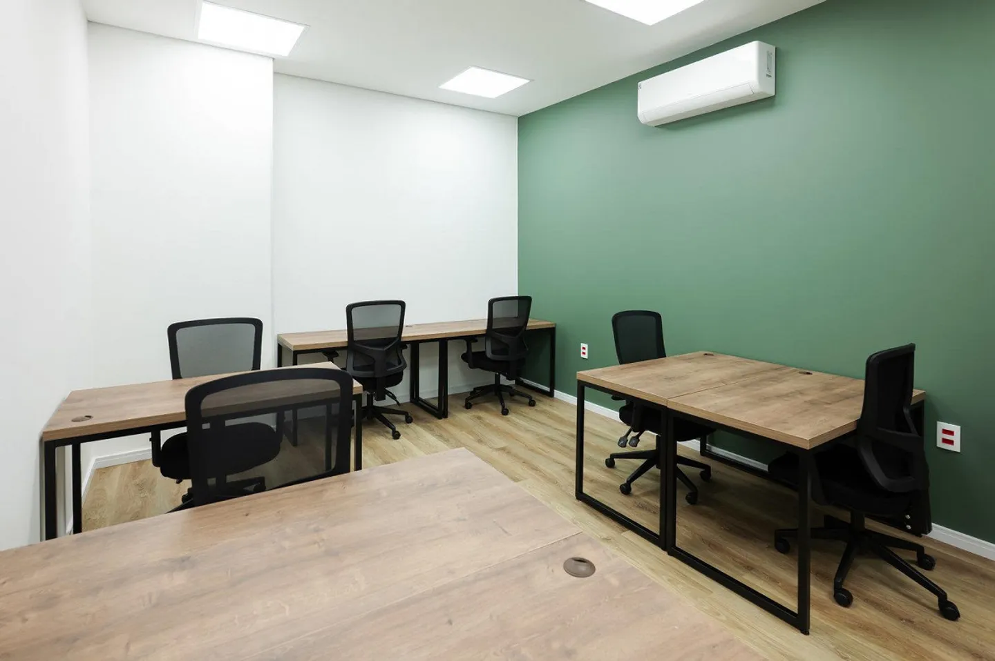 Private office space for 20 at Regus Main Station - Photo 1 of 10
