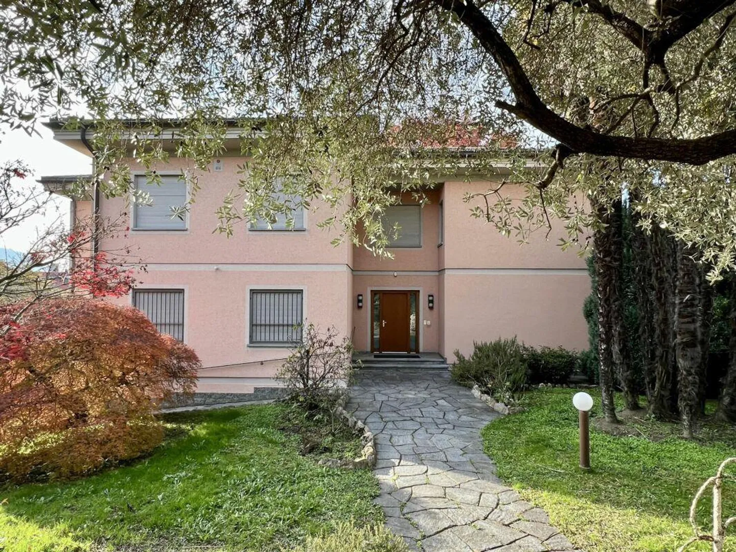 Grande ed elegante villa con terreno edificabile - Foto 2 di 15