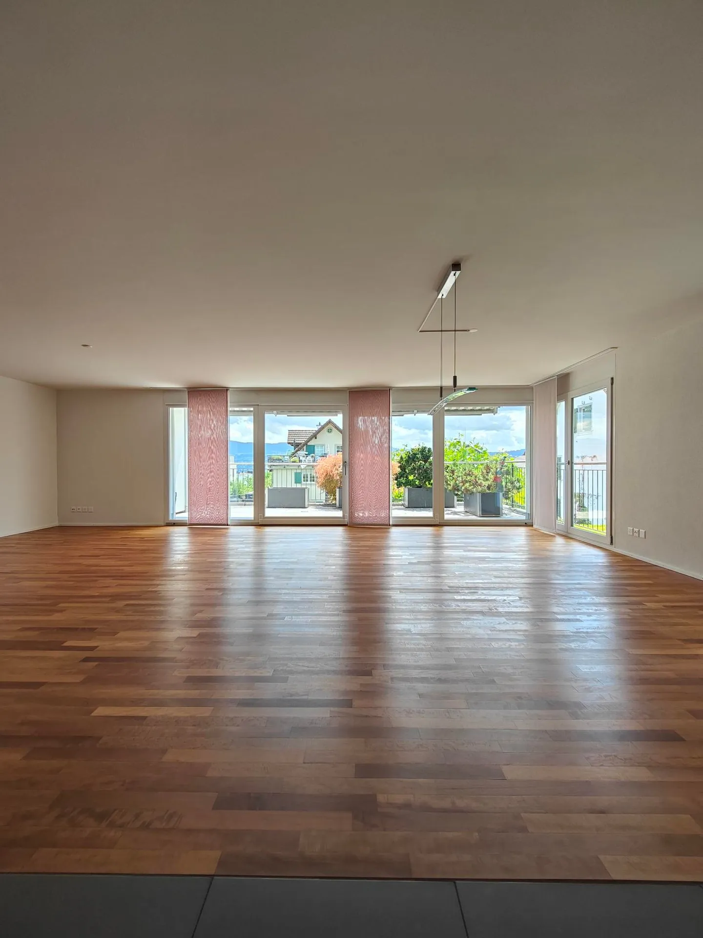 Ampio appartamento di 4,5 stanze con balcone - Foto 2 di 16