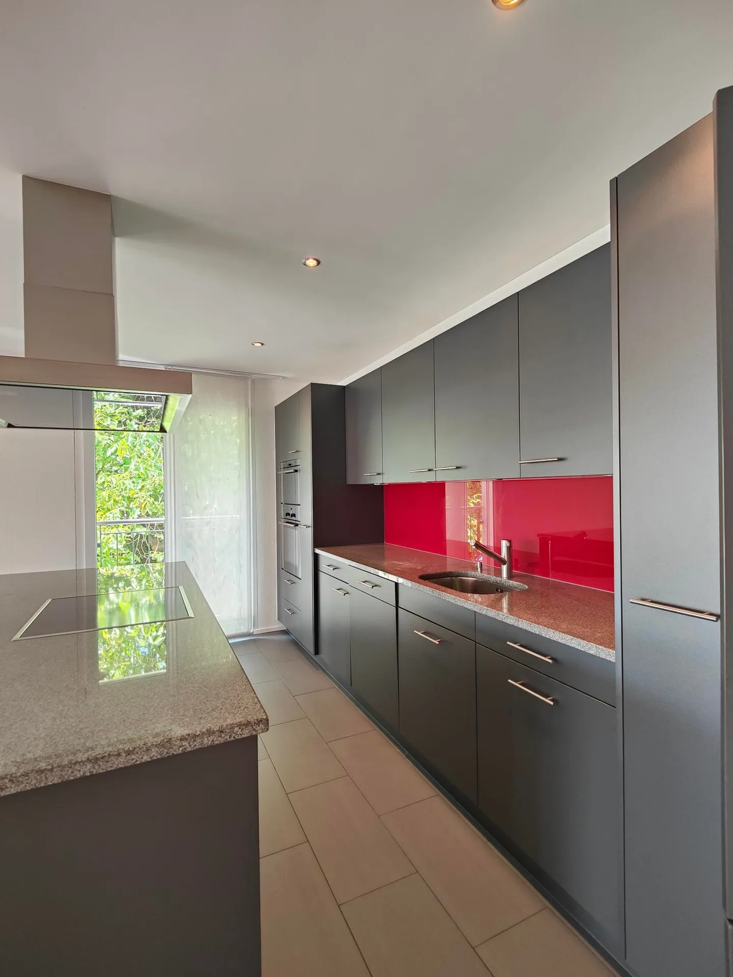 Ampio appartamento di 4,5 stanze con balcone - Foto 3 di 16
