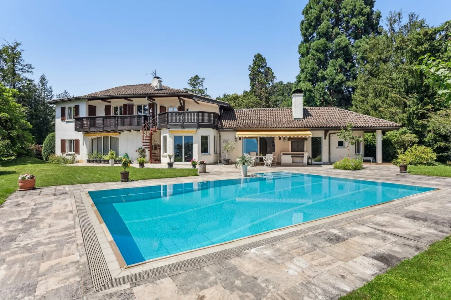 Stunning residence with a spectacular view. - Photo 4 of 14