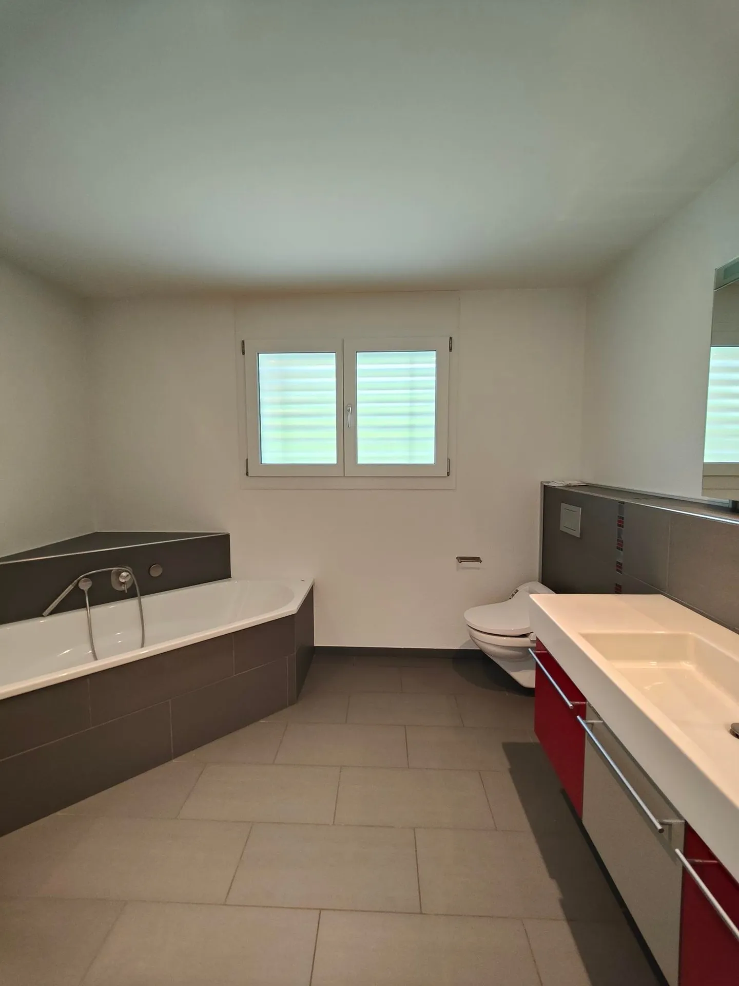 Ampio appartamento di 4,5 stanze con balcone - Foto 5 di 16