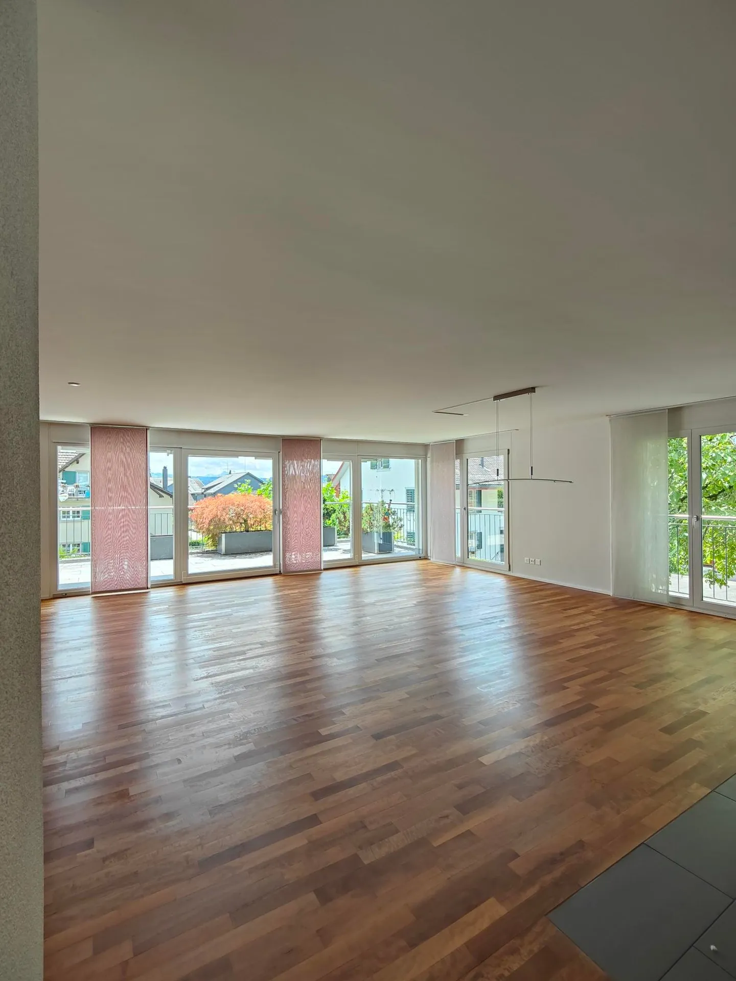 Ampio appartamento di 4,5 stanze con balcone - Foto 7 di 16
