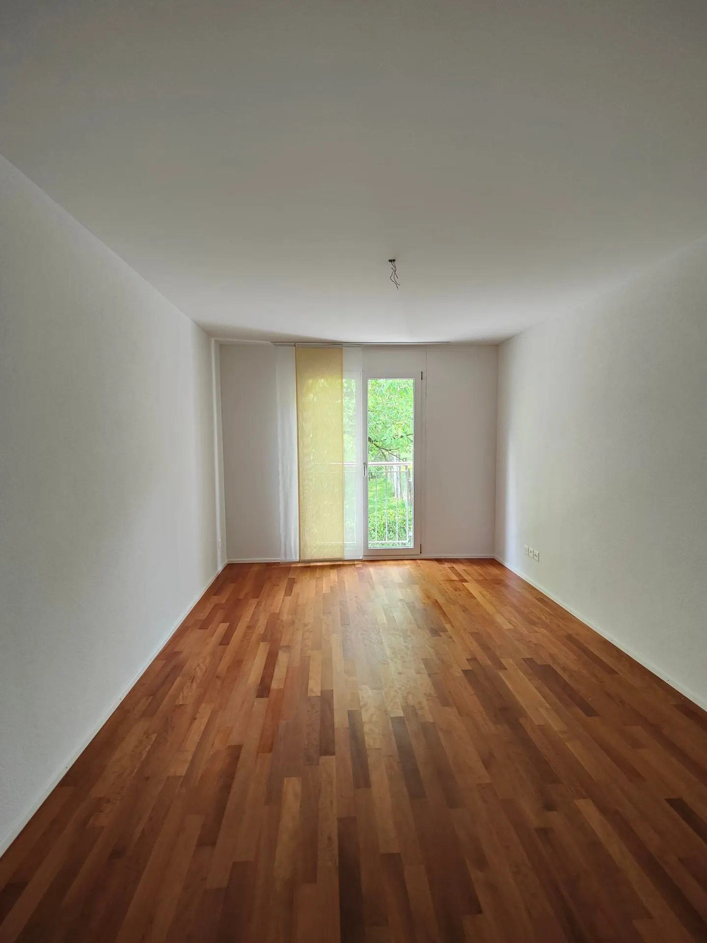 Ampio appartamento di 4,5 stanze con balcone - Foto 8 di 16