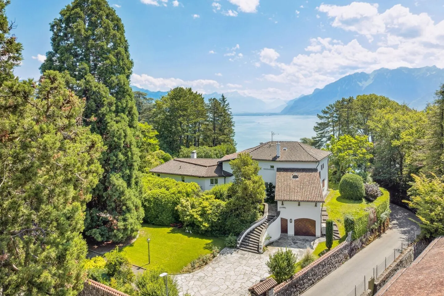 Stunning residence with a spectacular view. - Photo 2 of 14