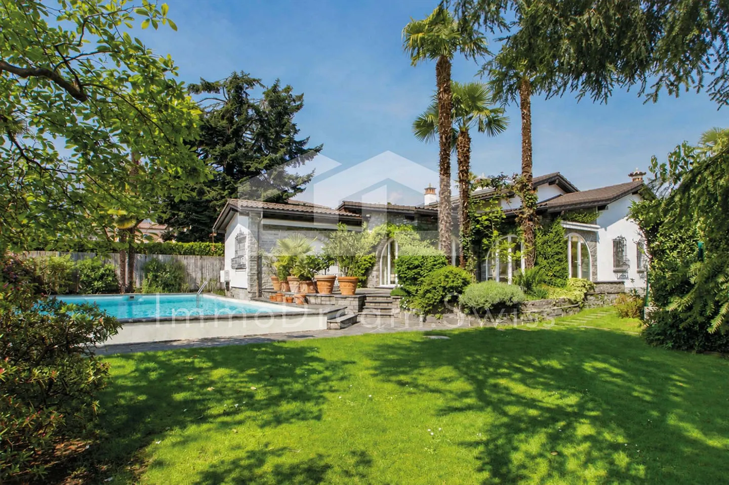 Villa in Ascona mit Pool - Foto 1 von 13