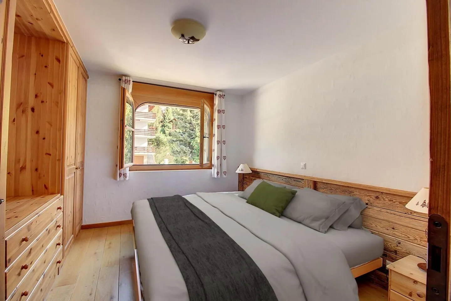 Duplex 5.5 rooms with balcony and panoramic view in secondary residence - Photo 5 of 13