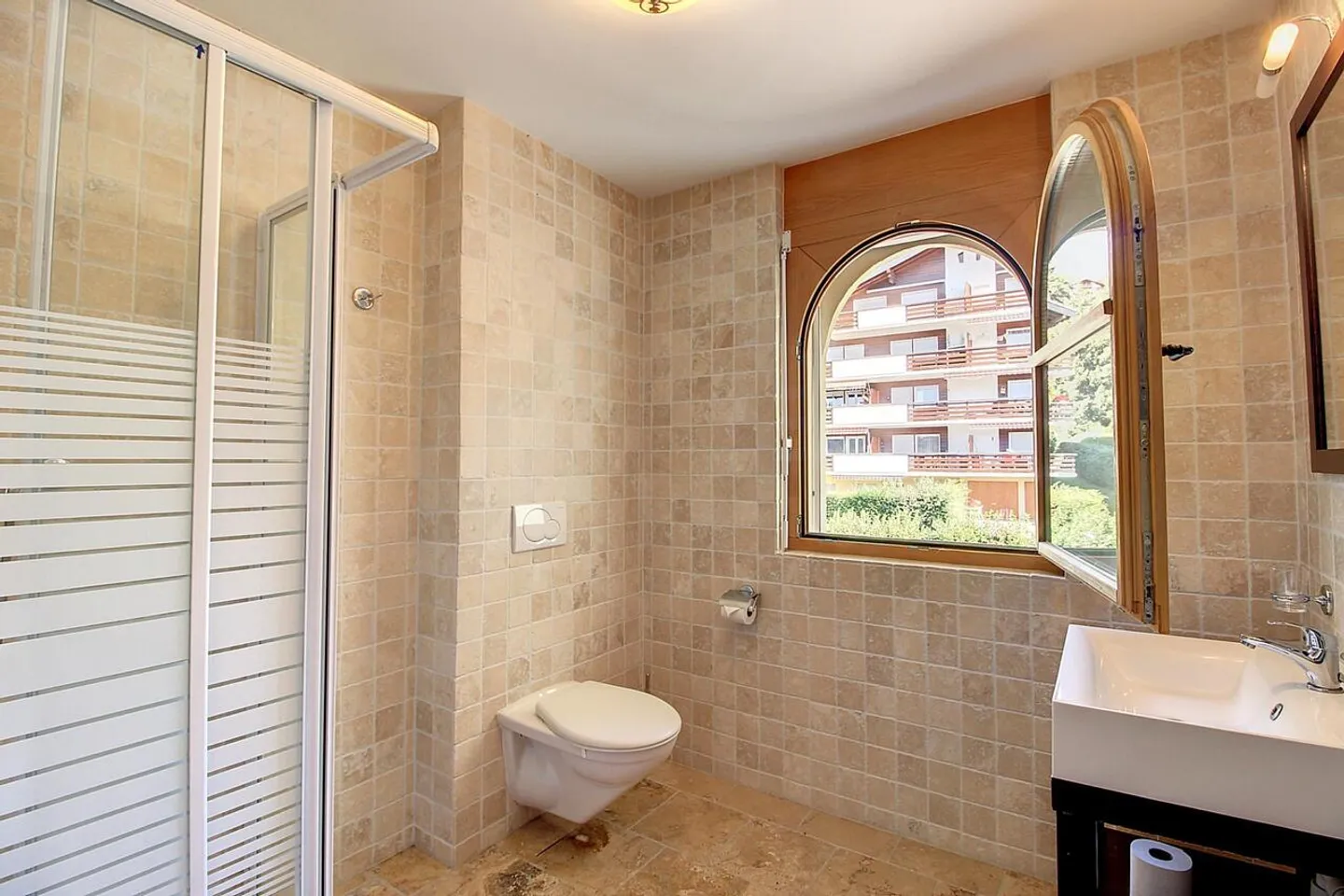 Duplex 5.5 rooms with balcony and panoramic view in secondary residence - Photo 10 of 13