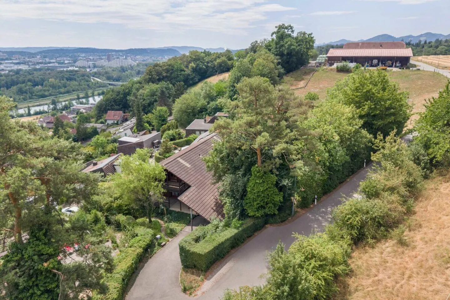 Geräumiges Einfamilienhaus mit Aussicht - Foto 3 von 17